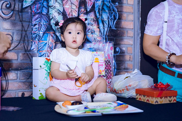 “Bé Kun” Thiên An đáng yêu trong ngày thôi nôi.