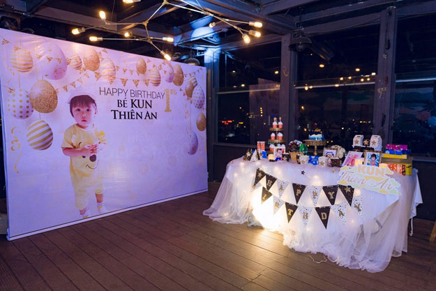 Bàn tiệc sinh nhật 1 tuổi của bé Kun Thiên An được bày trí xinh xắn