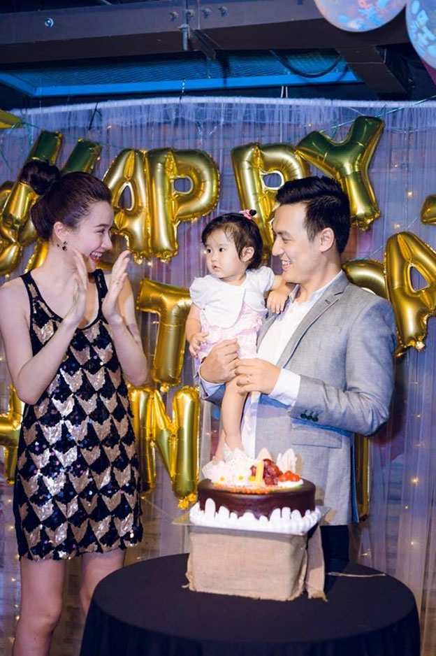 Vợ chồng Thảo Nhi – Thiên Vũ rạng rỡ chụp hình kỷ niệm cùng con gái yêu bên chiếc bánh kem