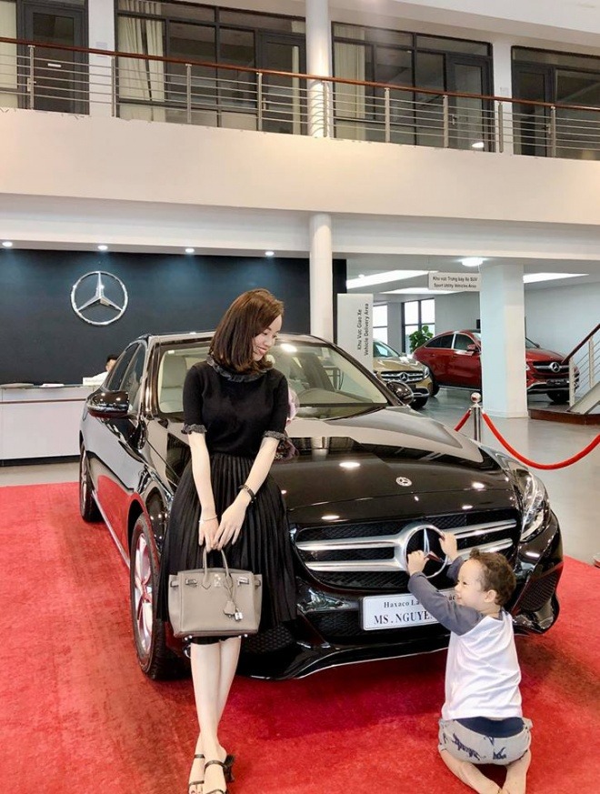 Hai mẹ con check in bên xế hộp mới tậu.
