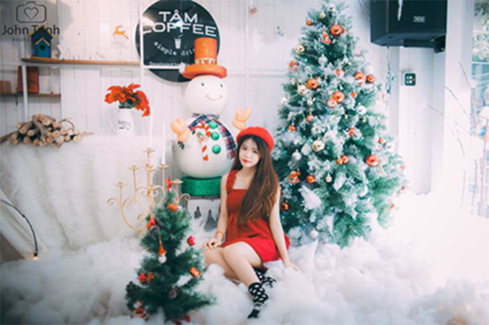 Tâm Coffee có hẳn một góc được trang trí như một studio mùa đông thu nhỏ