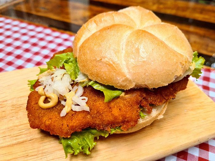 Bánh mì kẹp thịt. Ảnh haubis.com.vn