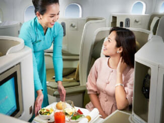 Để giữ sức khỏe nên hạn chế một số thực phẩm khi đi máy bay. Ảnh: Vietnam Booking