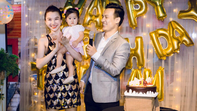 MC Thảo Nhi & ông xã Thiên Vũ hạnh phúc trong tiệc thôi nôi con gái MC Thảo Nhi & ông xã Thiên Vũ hạnh phúc trong tiệc thôi nôi con gái