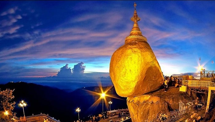 Kì lạ ngôi chùa hàng nghìn năm nằm treo leo trên tảng đá vàng tại Myanmar