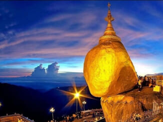 Kì lạ ngôi chùa hàng nghìn năm nằm treo leo trên tảng đá vàng tại Myanmar