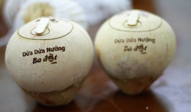 Lần đầu thử dừa đốt Bến Tre Lần đầu thử dừa đốt Bến Tre