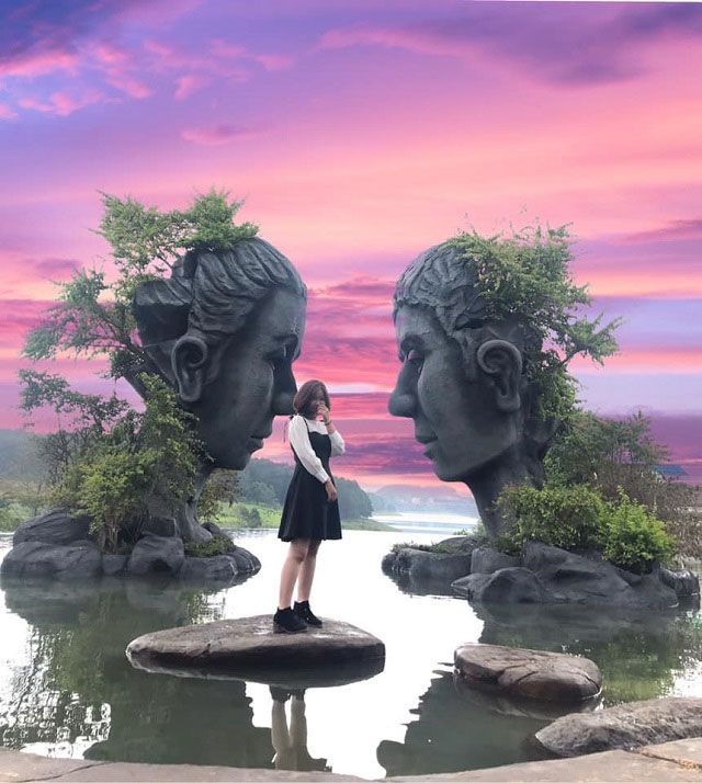 Ở giữa lòng hồ có hai bức tượng khổng lồ được đặt đối diện nhau rất độc đáo.