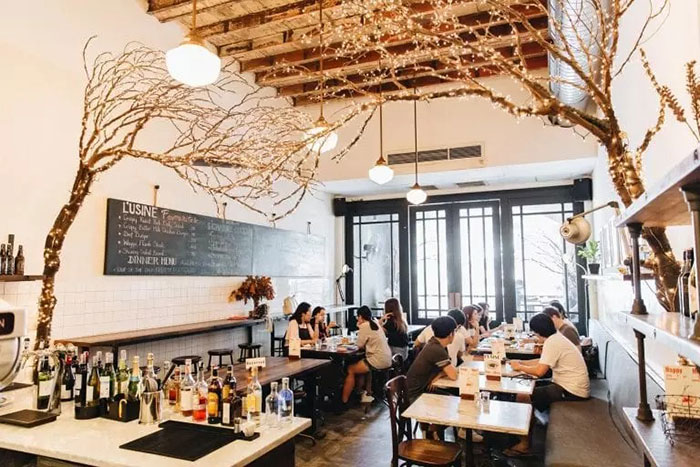 Không gian tại L’Usine được trang trí theo tone vàng, tạo sự ấm cúng. Ảnh: Facebook L’Usine.