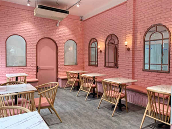 Mato House thu hút ánh nhìn của những vị khách đi ngang bởi sắc hồng nhẹ nhàng nhưng cực kì nổi bật