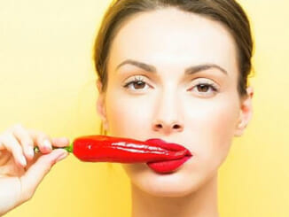 Phụ nữ có thể cảm thấy nam giới quyến rũ hơn sau khi ăn cay. Ảnh SHUTTERSTOCK
