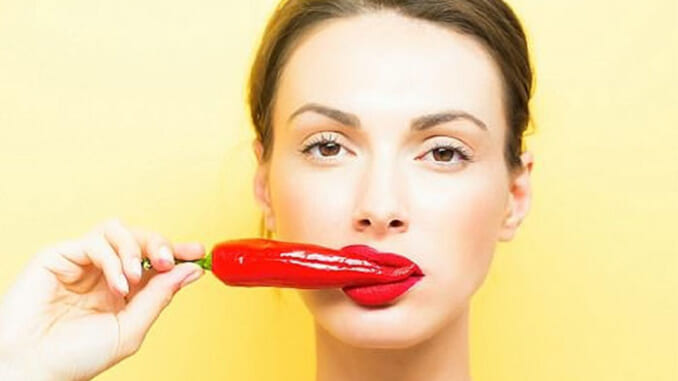Phụ nữ có thể cảm thấy nam giới quyến rũ hơn sau khi ăn cay. Ảnh SHUTTERSTOCK Phụ nữ có thể cảm thấy nam giới quyến rũ hơn sau khi ăn cay. Ảnh SHUTTERSTOCK