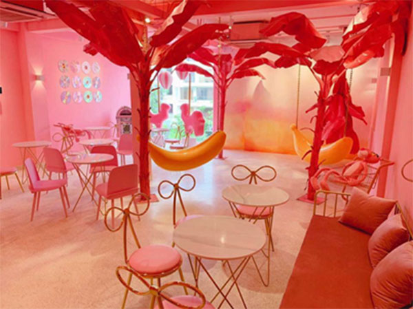 Không gian bên trong quán được thiết kế với chi tiết màu hồng khác nhau cực kì dễ thường