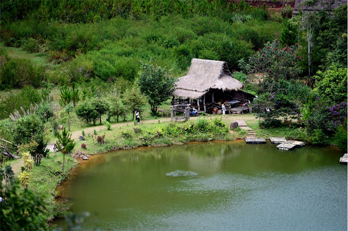 Những ngôi nhà gỗ Tây Nguyên ven hồ