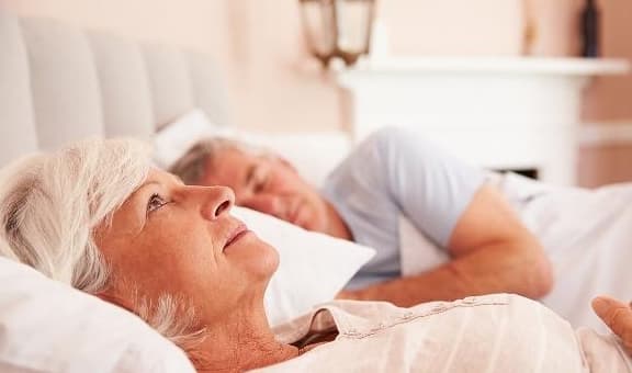 lưu ý khi ngủ, không nên gối tay khi ngủ, chăm sóc sức khỏe đúng cách