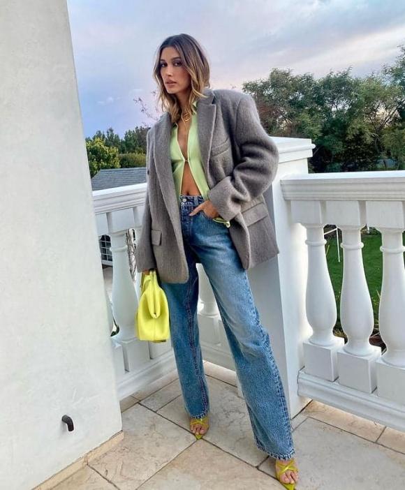 hailey bieber, thời trang haileyber, cách mặc blazer đẹp