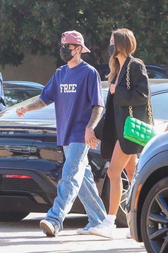 justin bieber, hailey bieber, phụ kiện, tủ đồ, sao hollywood