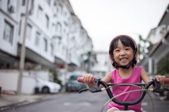 Tại sao chúng ta phải khen trẻ làm việc chăm chỉ mà không phải khen trẻ thông minh?