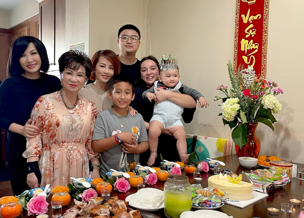Cận mặt con trai thứ 2 của Wendy Phạm tại tiệc thôi nôi, 1 điểm gây bất ngờ vì giống hệt cố ca sĩ Phi Nhung - Ảnh 2.