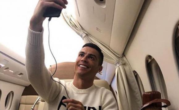 Ronaldo chi hơn 1,5 tỷ đồng cho chuyến nghỉ hè tại Hy Lạp với bạn gái nhưng body cực phẩm của cặp đôi mới chiếm trọn tâm điểm