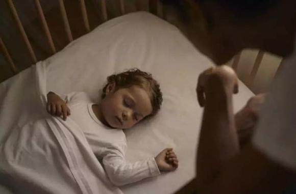 Khi dỗ trẻ ngủ, không nên làm những hành vi này, sẽ dễ gây tổn thương cho trẻ