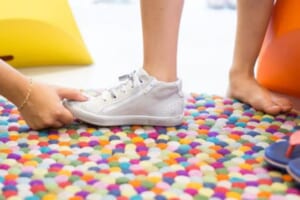 4 loại giày này tốt nhất không nên cho trẻ em mang vì chúng sẽ gây hại cho sức khỏe, đặc biệt là loại giày cuối cùng