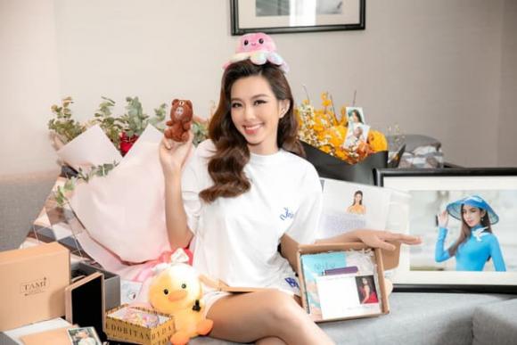 Hoa hậu Thùy Tiên lên tiếng khi bị chỉ trích vì số tiền kiếm được qua livestream trên mạng xã hội