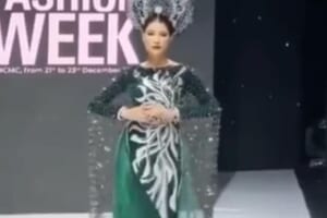 Trang Trần trở lại sàn catwalk nhưng bị sự cố ‘mắc lưới’, cư dân mạng đua nhau chê cười