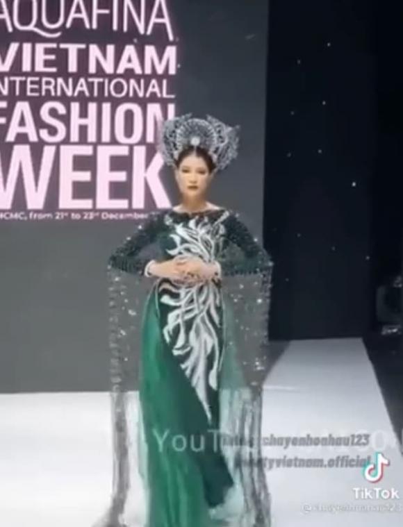 Trang Trần trở lại sàn catwalk nhưng bị sự cố ‘mắc lưới’, cư dân mạng đua nhau chê cười